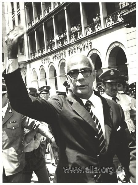 Ο πρωθυπουργός Γεώργιος Ράλλης χαιρετά τα πλήθη μπροστά στο ξενοδοχείο Μεγάλη Βρεταννία.