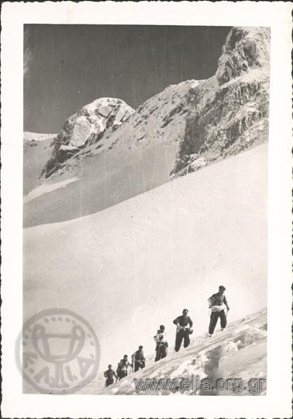 Ανάβαση στη χιονισμένη κορυφή.